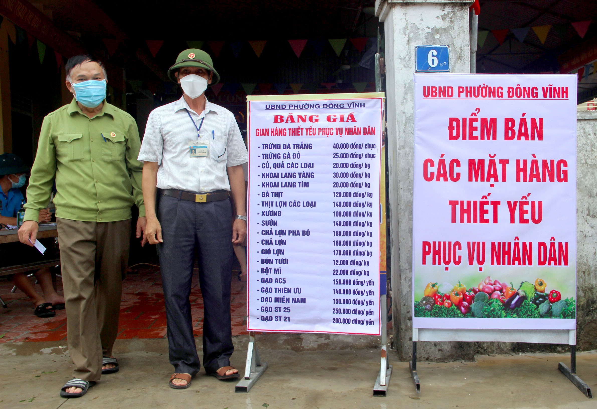 Giá cả các mặt hàng được niêm yết công khai. Ảnh: Quang An