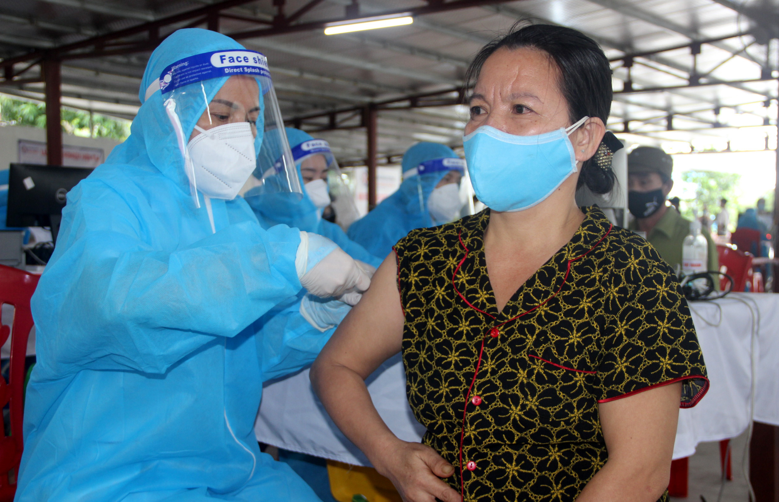 Nhân viên y tế tiêm vắc xin cho tiểu thương, BQL các khu chợ. Ảnh: Quang An