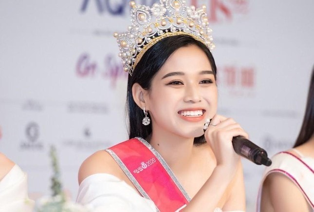 Hoa hậu Đỗ Thị Hà đã có những chia sẻ về anti-fan trong buổi livestream trên trang cá nhân.