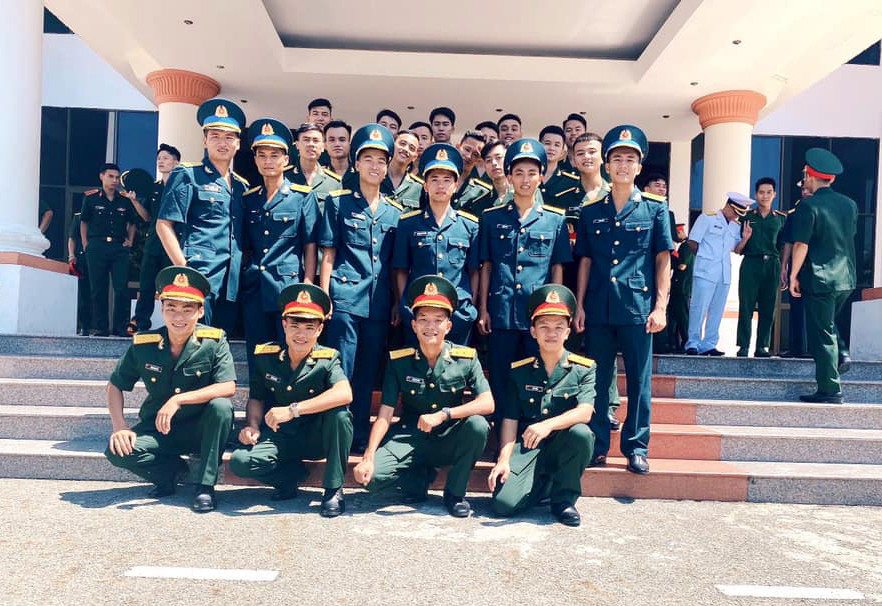 Trung úy Nguyễn Doãn Trọng cùng đồng đội