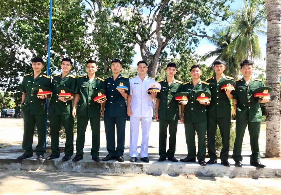 Trung úy Nguyễn Doạn Mạnh, Thiếu úy Nguyễn Doãn Vinh cùng đồng đội. 