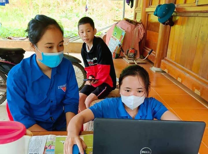 Trước năm học mới, các đoàn xã ở huyện Quế Phong đã xuống hỗ trợ học sinh sử dụng thiết bị để học trực tuyến. Ảnh: PV