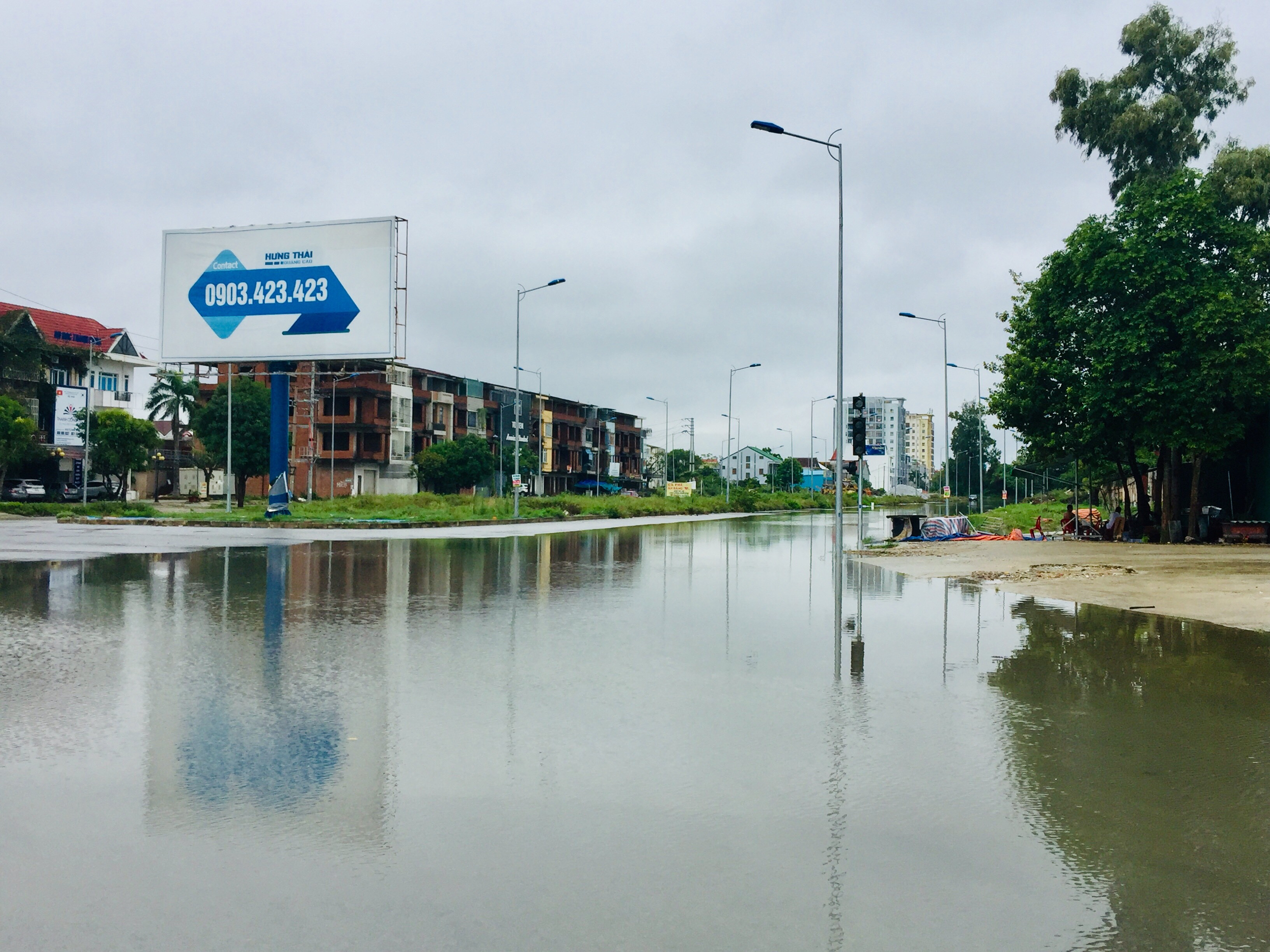 Góc đường 72 m đối diện Chung cư Vinaconex 9 mặc dù mới trải qua trận mưa chưa lớn vào tối 6 và sáng ngày 7/9 nhưng đã ngập nước. Ảnh: Nguyễn Hải