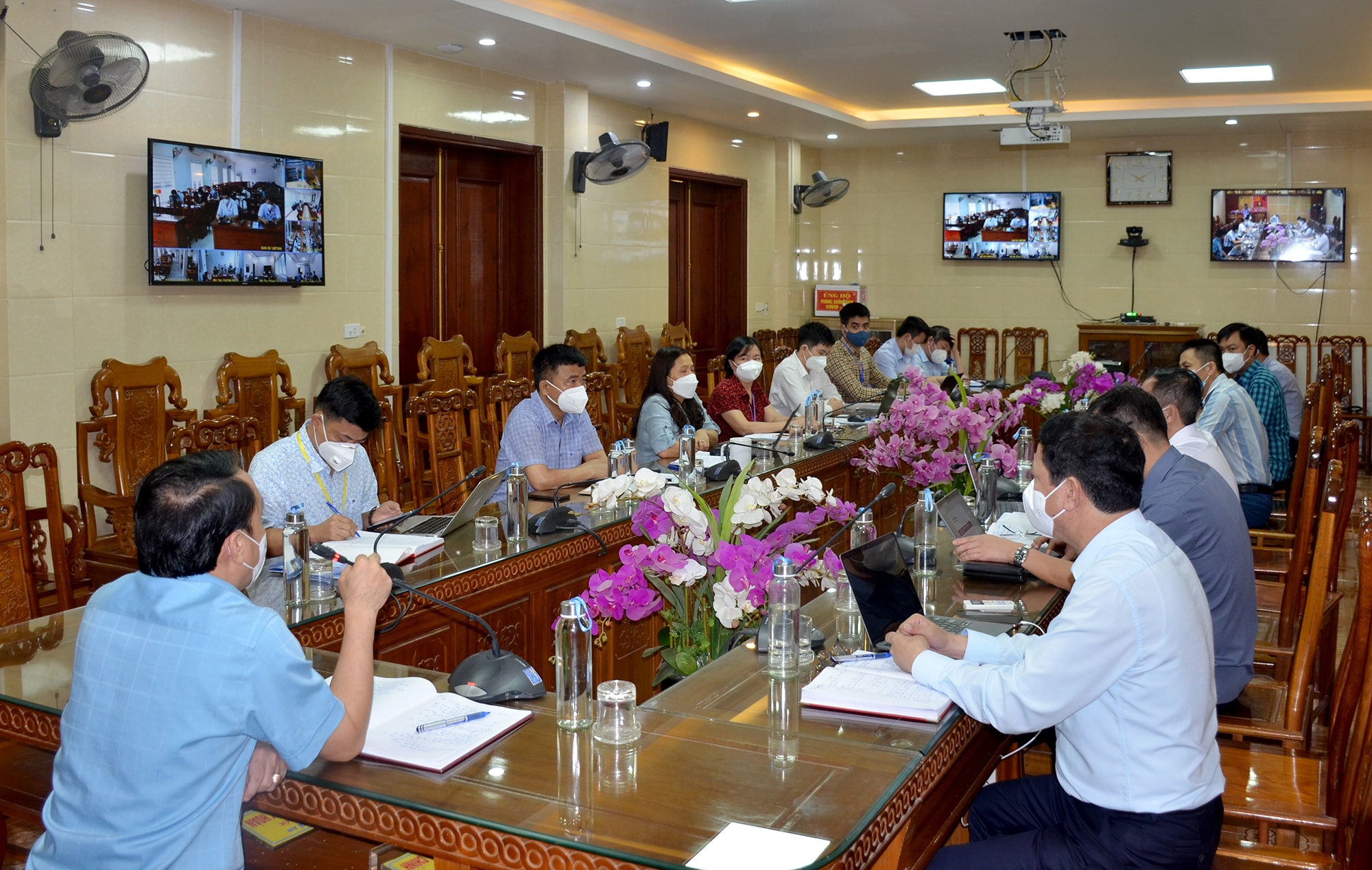 Sở Y tế tổ chức họp trực tuyến với các cơ sở điều trị bệnh nhân Covid-19. Ảnh: Thành Chung