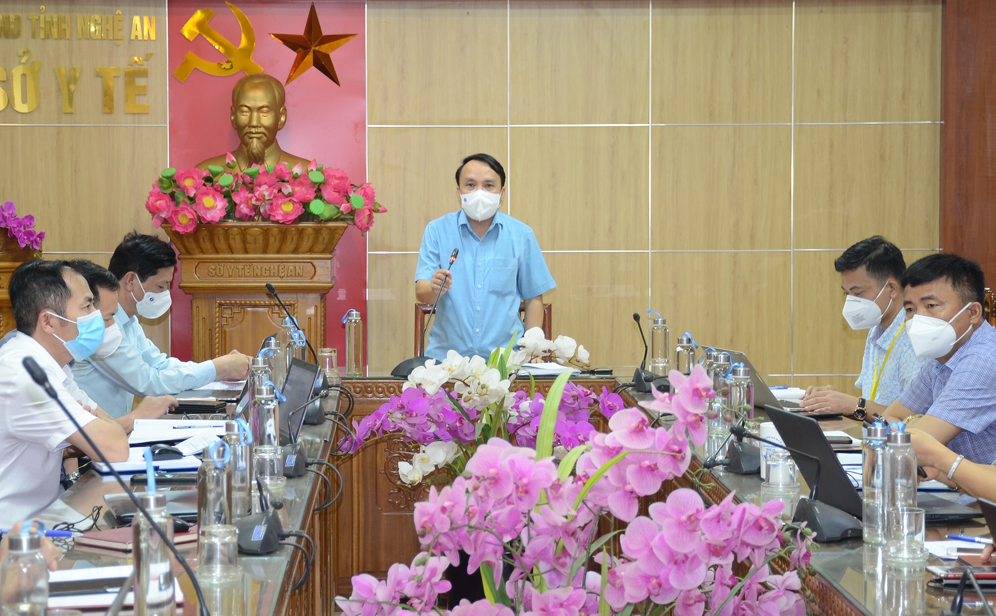 Giám đốc Sở Y tế biểu dương, ghi nhận những nỗ lực của các y bác sĩ trong việc điều trị bệnh nhân Covid-19. Ảnh: Thành Chung
