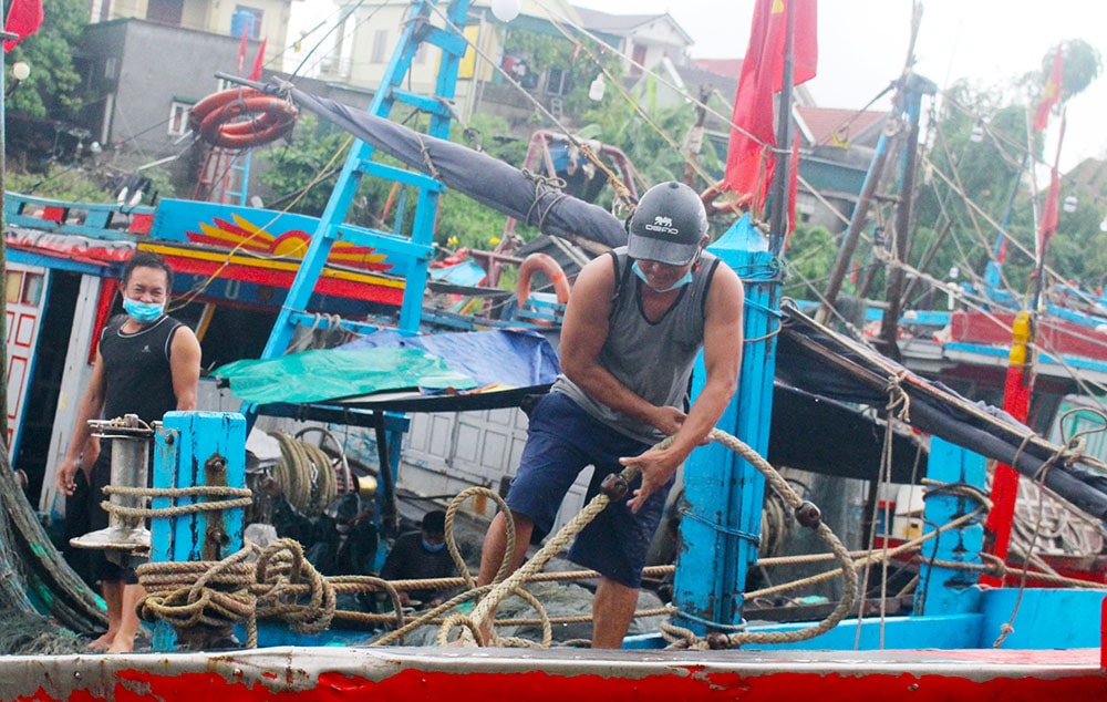 Ngư dân chằng néo tàu thuyền tại bến Lạch Vạn (Diễn Châu). Ảnh- Phú Hương.