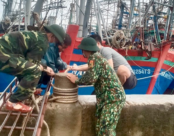 CBCS Đồn Biên phòng Quỳnh Phương tham gia giúp các chủ phương tiện neo đậu tàu, thuyền tại các bến, bãi... phòng tránh bão CONSON. Ảnh Hùng Phong