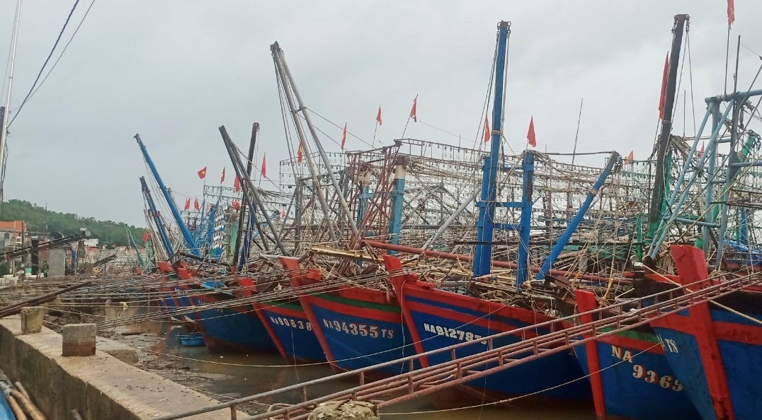 Các phương tiện đã neo đậu tránh trú bão an toàn tại các bến bãi địa bàn thị xã Hoàng Mai. Ảnh Hùng Phong
