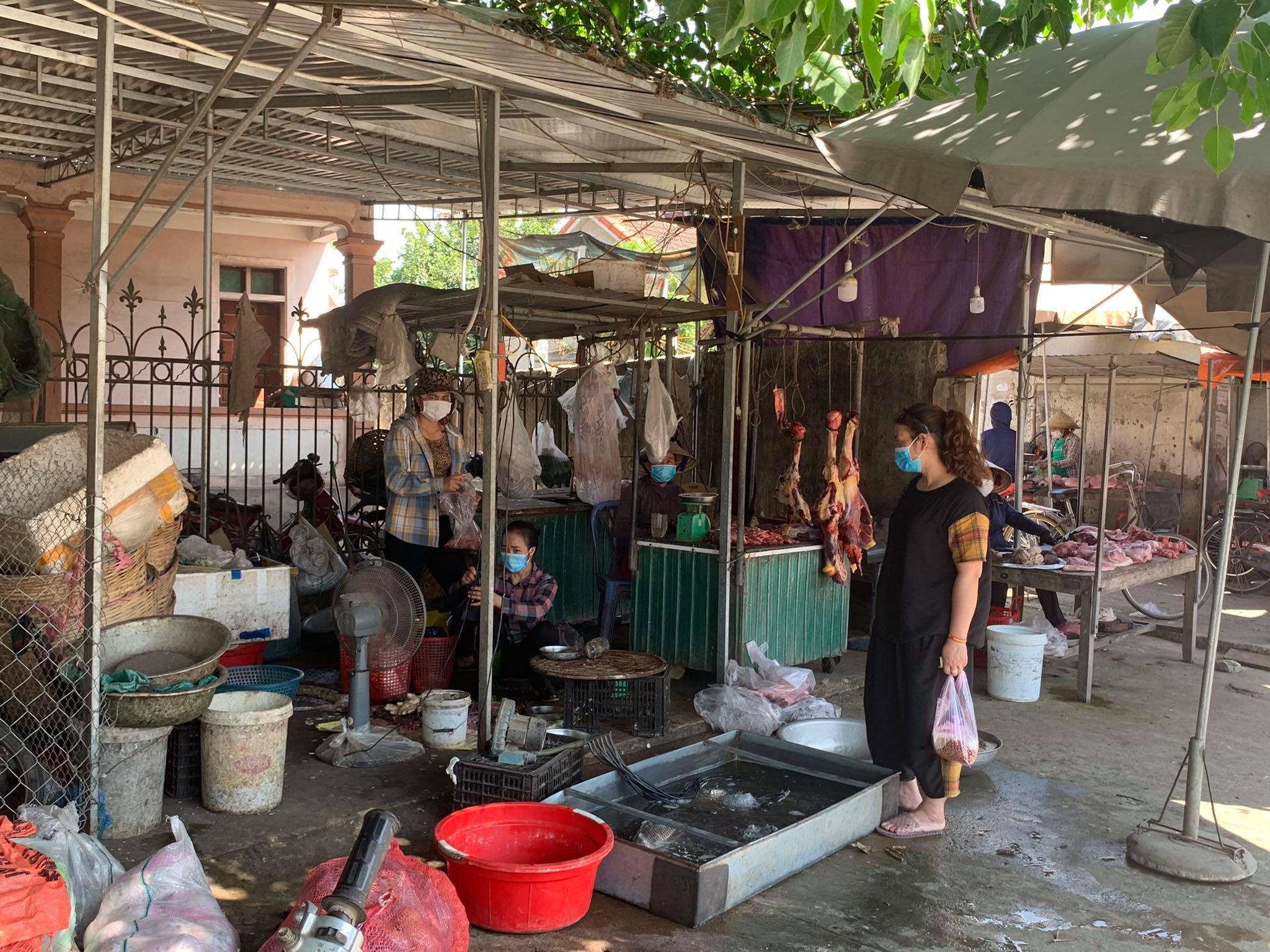 Rất nhiều khu chợ trên địa bàn tỉnh có nhu cầu tiêm vắc-xin cho ban quản lý và người kinh doanh nhưng do lượng vắc-xin không đủ nên chưa thể thực hiện. Ảnh: Tiến Đông 