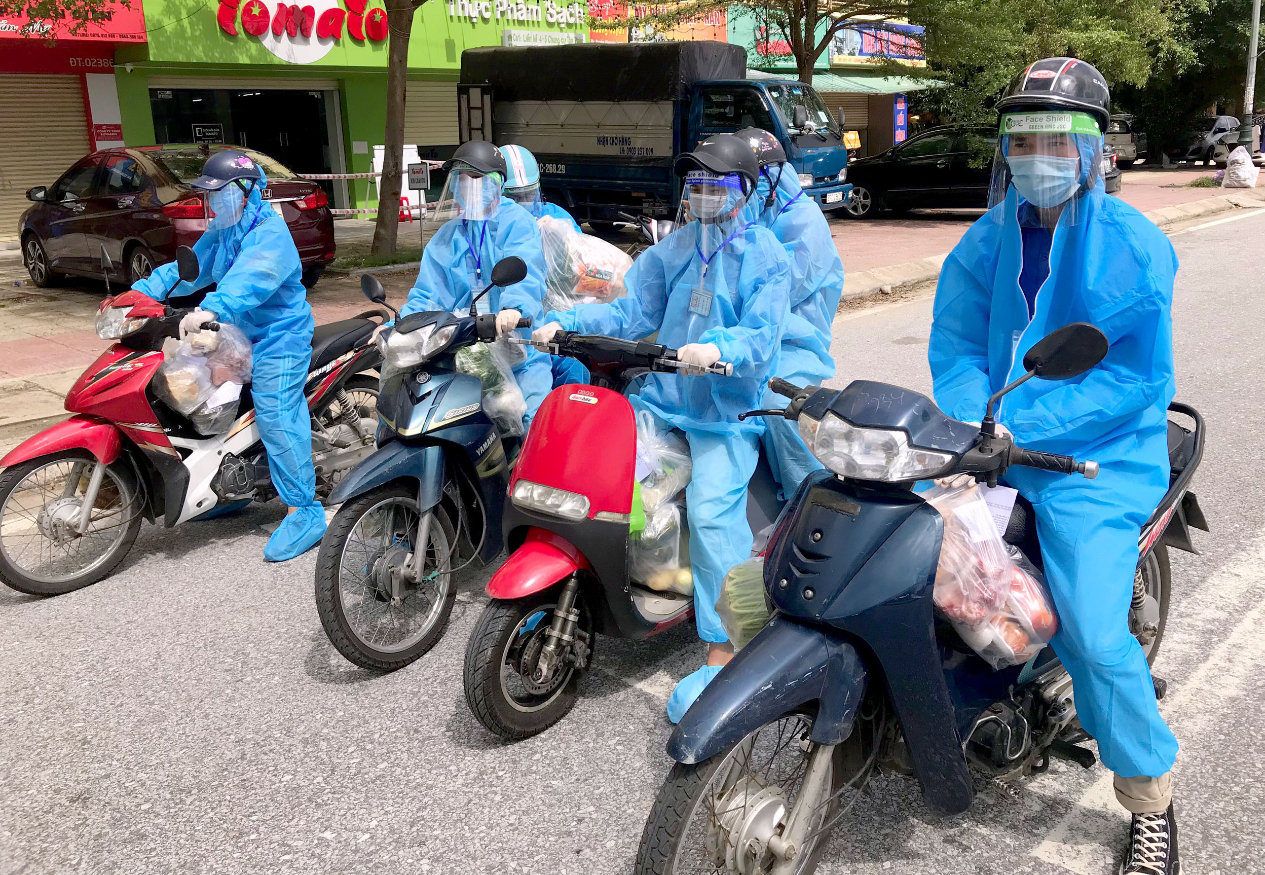 Đội shipper áo xanh phường Vinh Tân được trang bị đồ bảo hộ để đảm bảo an toàn trong 