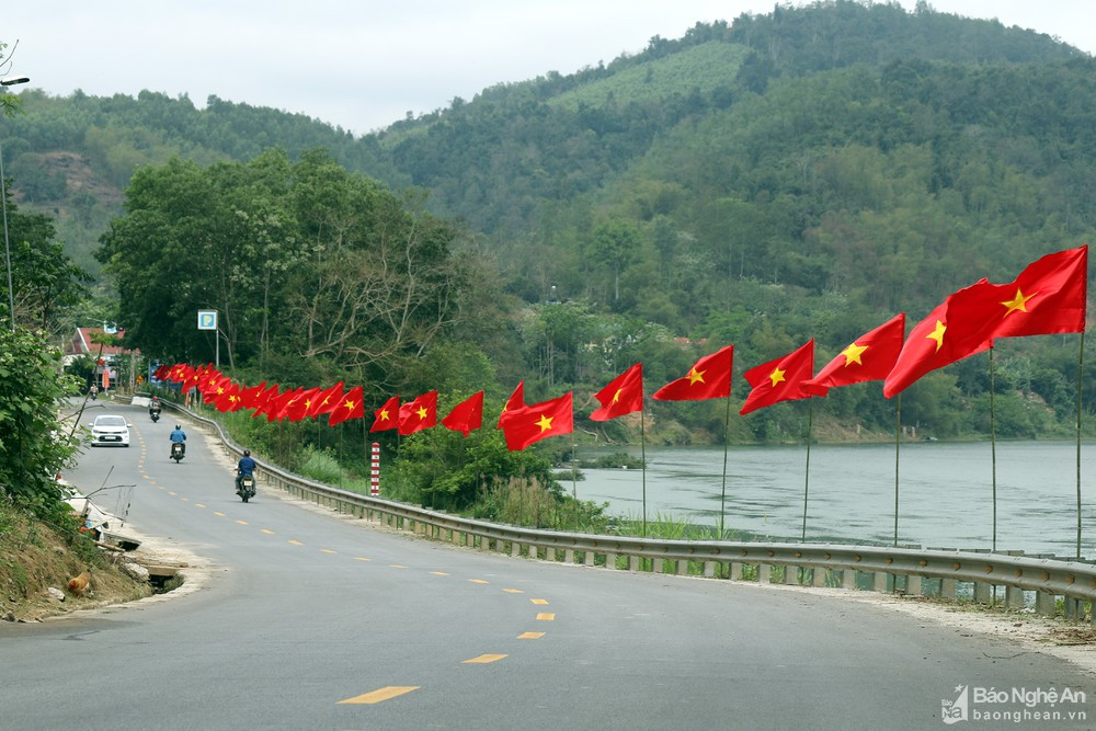 Một góc nông thôn mới xã Tam Quang, Tương Dương. Ảnh: Đình Tuân