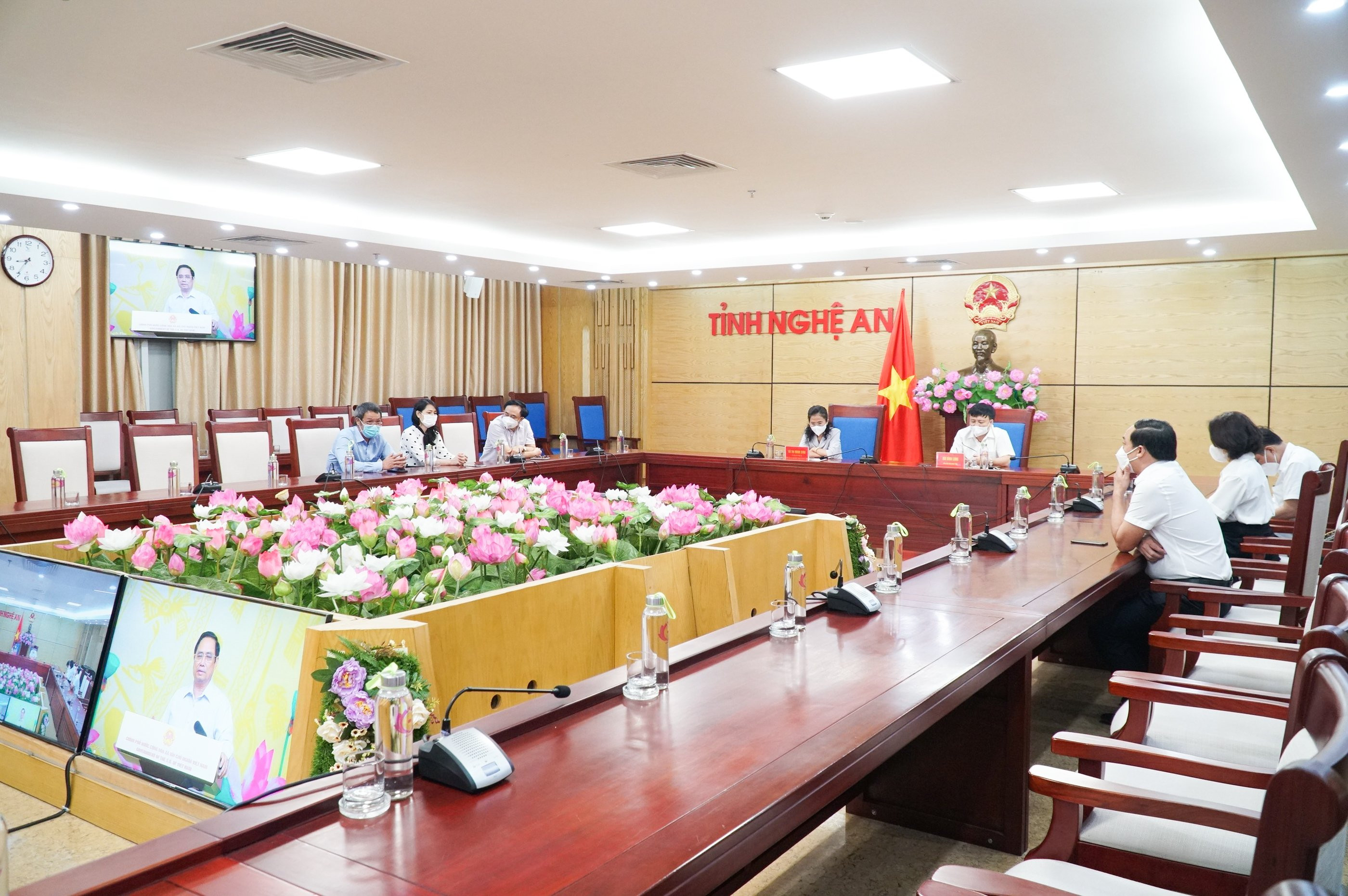 Các đại biểu nghe phát biểu của Thủ tướng Chính phủ tại đầu cầu Nghệ An. Ảnh: MH