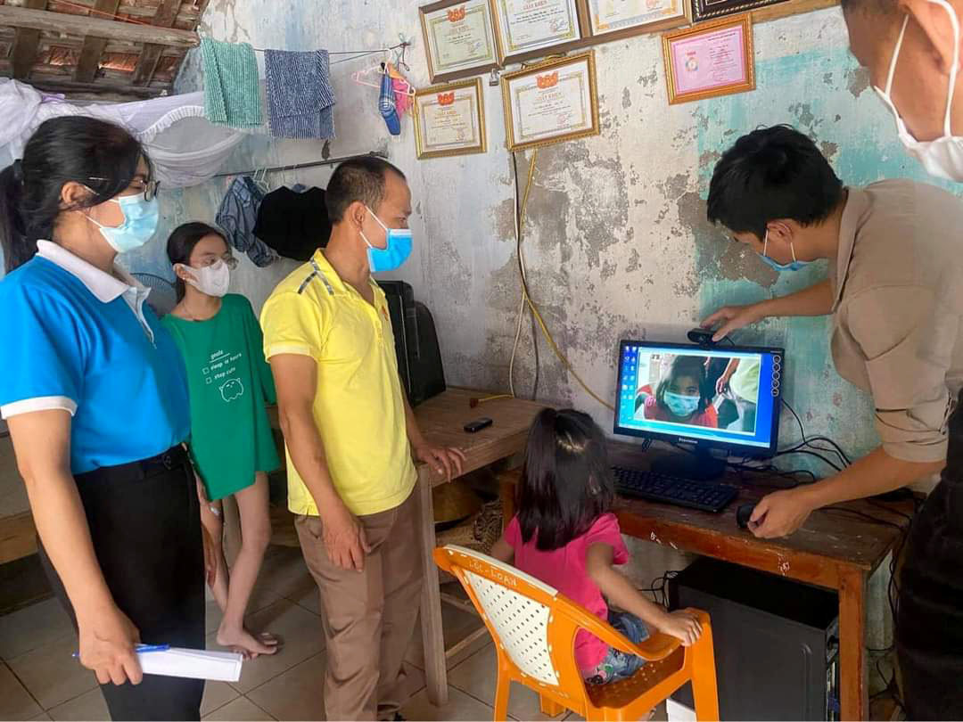 Trang bị máy vi tính cho học sinh có hoàn cảnh khó khăn của Trường Tiểu học Nghi Tân. Ảnh: PV