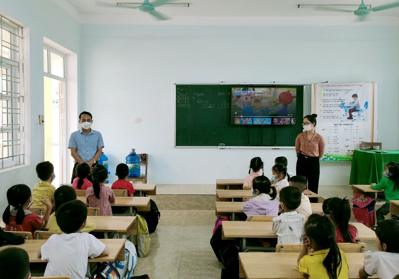 Lãnh đạo Phòng Giáo dục và Đào tạo huyện Anh Sơn kiểm tra việc tổ chức dạy học trực tiếp tại các nhà trường. Ảnh: PV