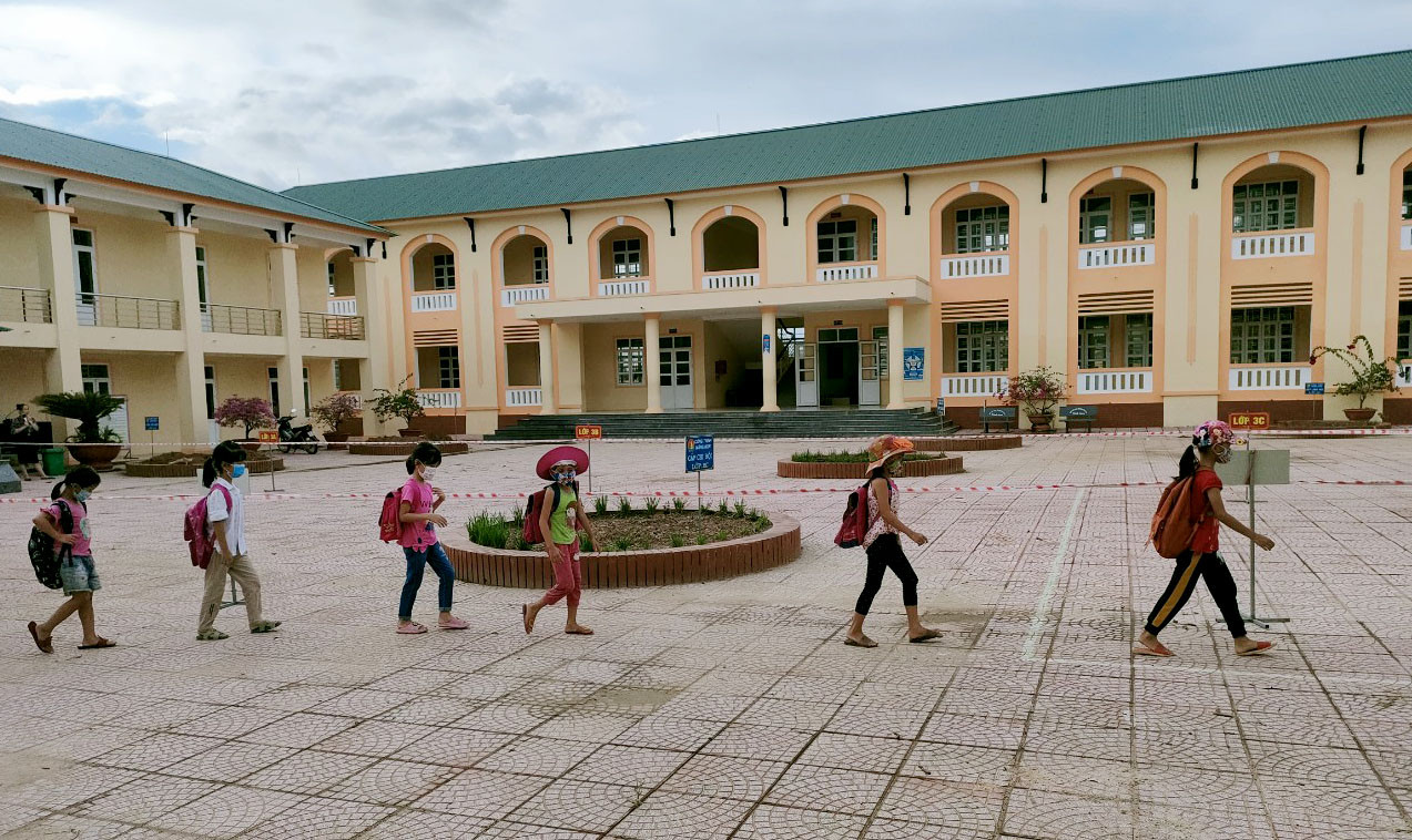 Học sinh ở huyện Anh Sơn được phân luồng lối đi riêng khi đến trường. Ảnh: PV.