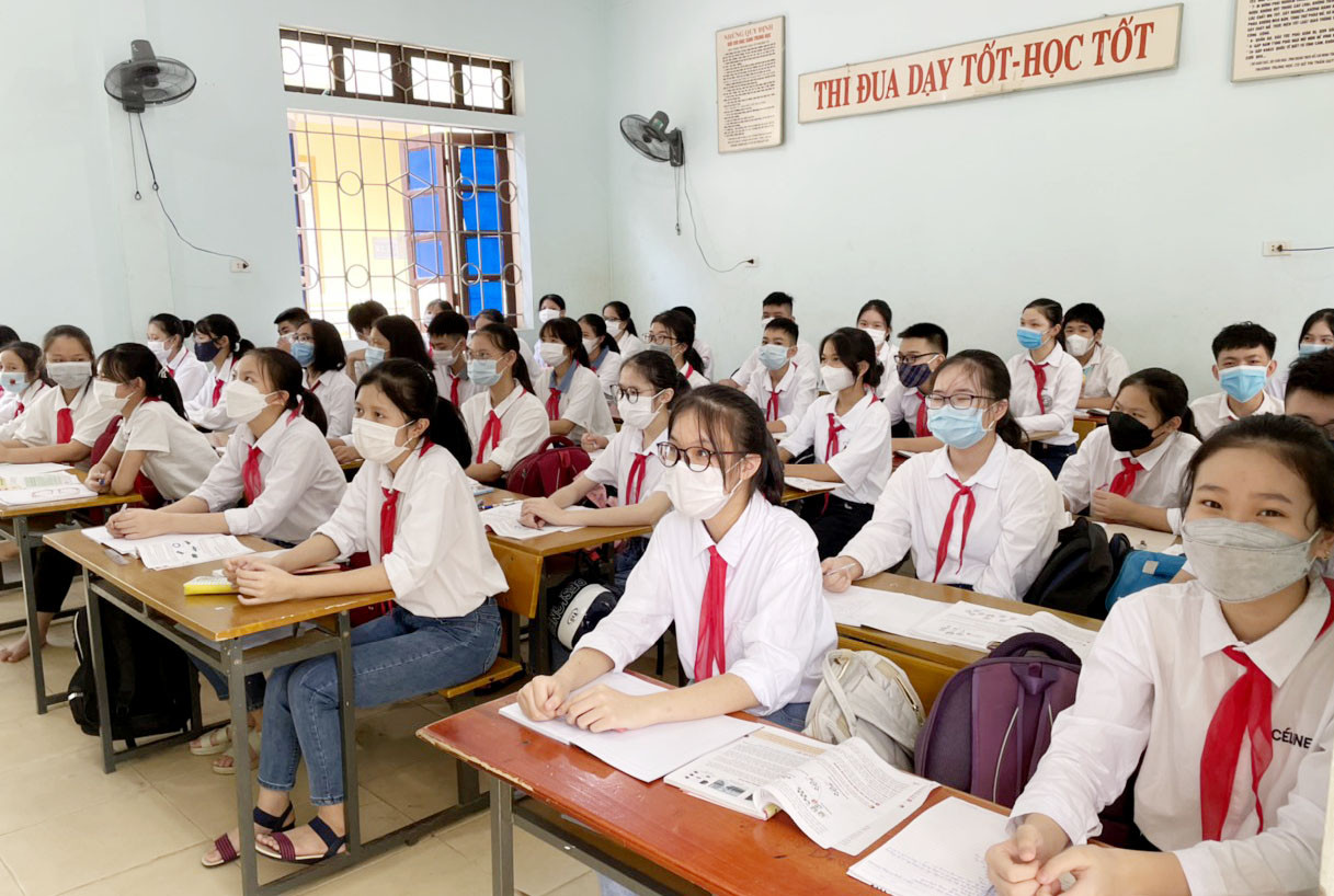 Học sinh Trường THCS Quỳ Hợp trong buổi đầu tiên đến trường. Ảnh: PV