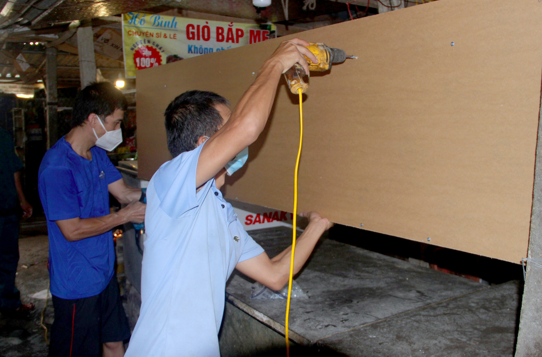 Lắp đặt các vách ngăn tại chợ Quang Trung. Ảnh: Quang An