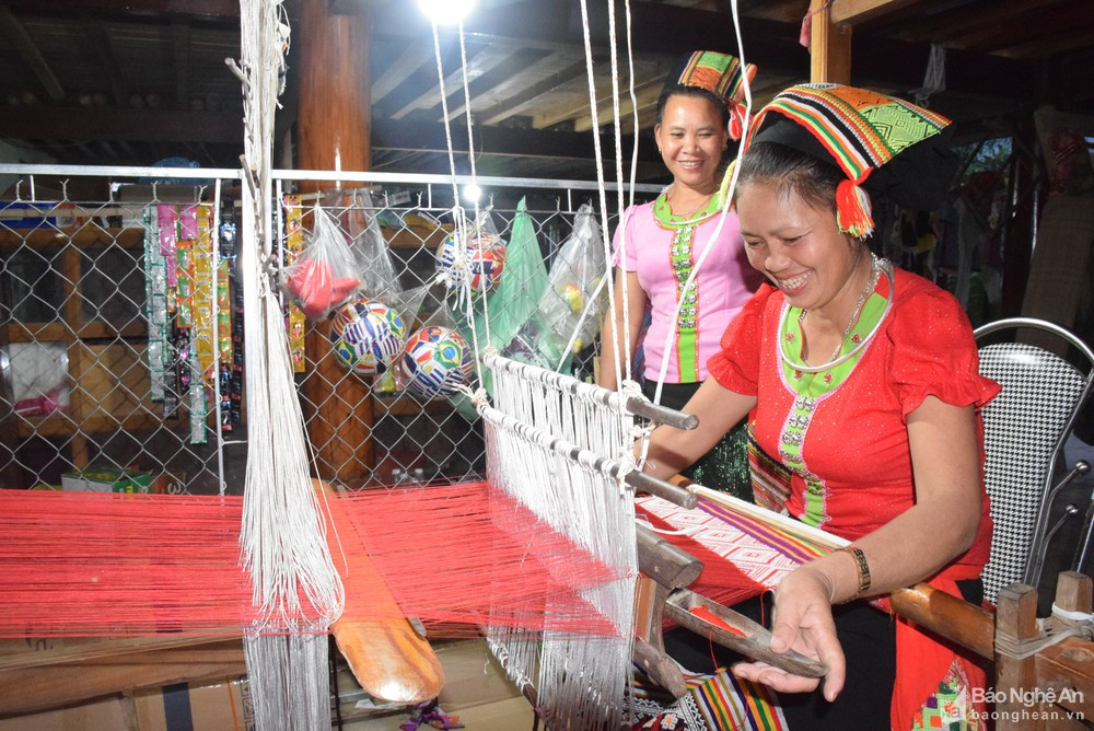 Phát triển nghề dệt thổ cẩm ở làng Thái Minh, xã Tiên Kỳ. Ảnh tư liệu Xuân Hoàng