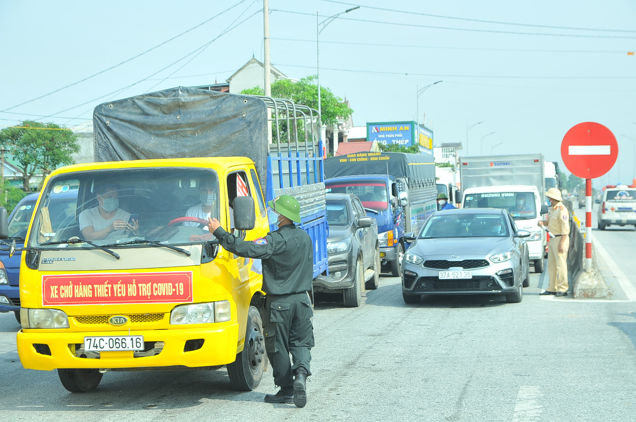 Theo Đại úy Nguyễn Ích Hoa, cán bộ Đội CSGT-TT, Công an TP.Vinh làm nhiệm vụ tại chốt kiểm soát Nghi Liên thì ngay từ sáng sớm nay lượng phương tiện đổ về tại chốt này rất đông, gây nên tình trạng ùn ứ kéo dài. Mặc dù tại chốt này đã có 10 cán bộ công an, quân sự, đoàn viên thanh niên nhưng không thể giải quyết nhanh chóng được. Chính vì thế, ngay trong buổi sáng, Công an TP.Vinh đã phải tăng cường thêm 2 đồng chí làm nhiệm vụ phân làn, phân luồng cho các phương tiện đi qua, nhằm giải quyết ùn tắc. Ảnh: Tiến Đông 