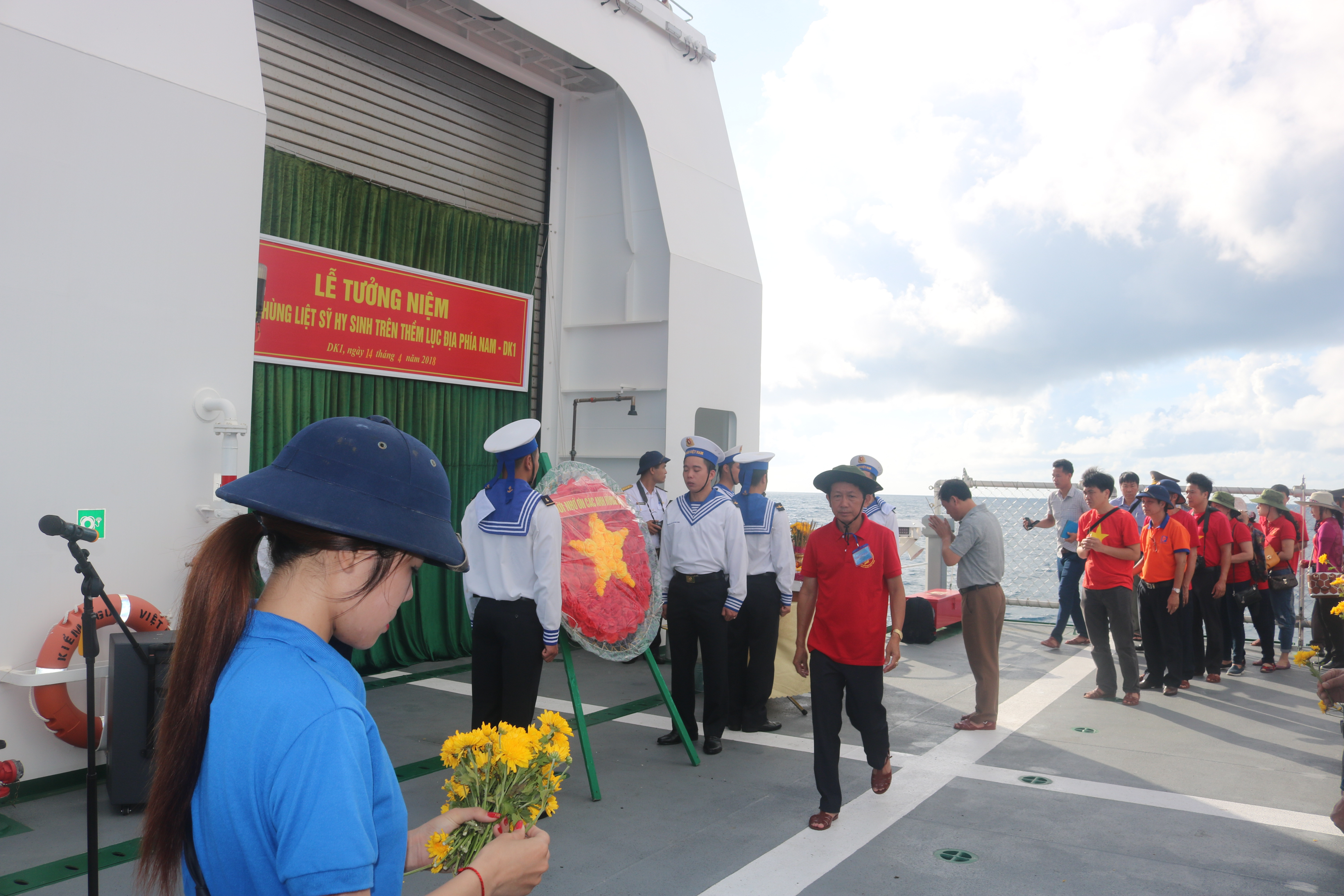 Lễ tưởng niệm các anh hùng liệt sĩ đã hi sinh trên thềm lục địa phía Nam-DK1 tại Tàu KN-491 chở đoàn công tác đi Trường Sa năm 2018. Ảnh Sỹ Thành