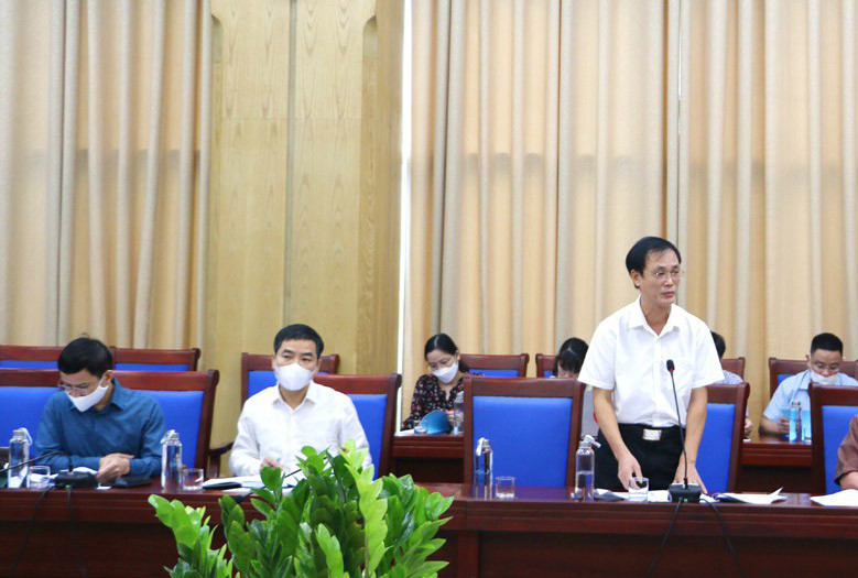 Đồng chí Lê Trường Giang - Giám đốc Sở Xây dựng phát biểu kiến nghị rút ngắn thời gian giải quyết các thủ tục hành chính cho doanh nghiệp. Ảnh: Nguyễn Hải