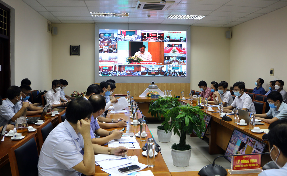 Các đại biểu đại diện các sở ngành tỉnh Nghệ An theo dõi thông tin từ Bộ Kế hoạch & Đầu tư và điểm cầu các tỉnh cung cấp. Ảnh: Nguyễn Hải
