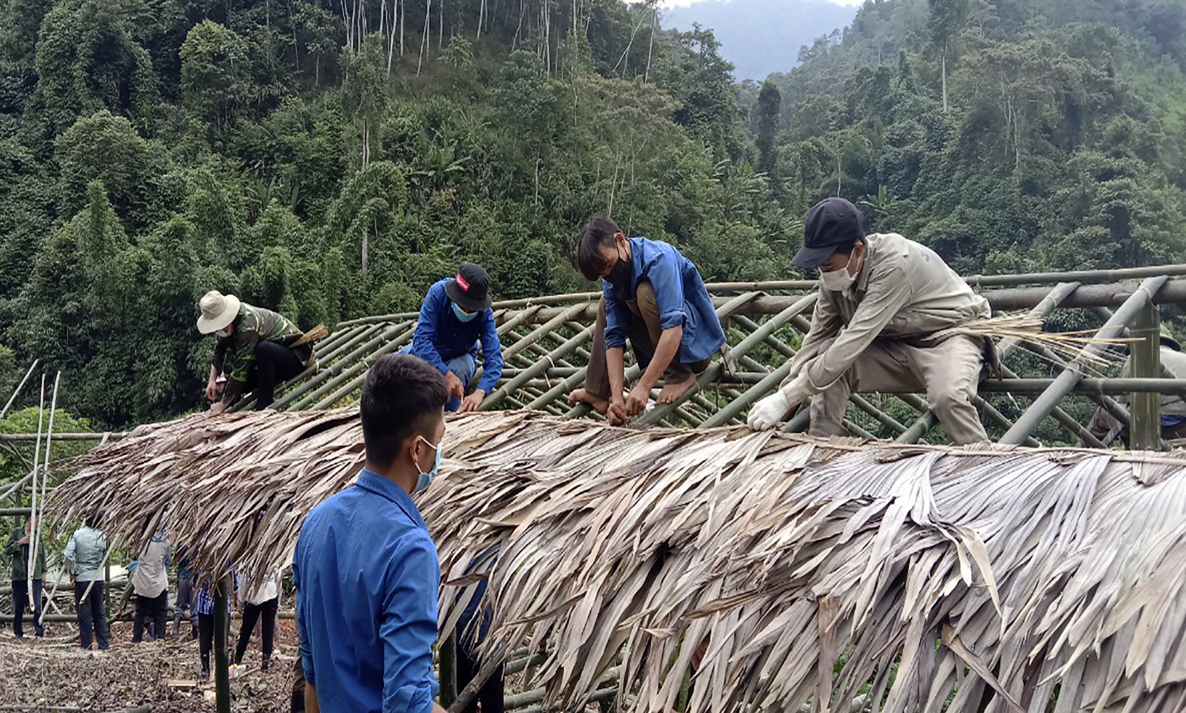 Theo ghi nhận, không chỉ có người dân Huồi Sơn dựng lán mà còn có sự tham gia của cán bộ chiến sỹ Đồn Biên phòng Tam Hợp và các thành viên BCĐ phòng, chống của xã Tam Hợp. Tất cả đều làm việc một cách rất khẩn trương, để sớm hoàn thành công trình.