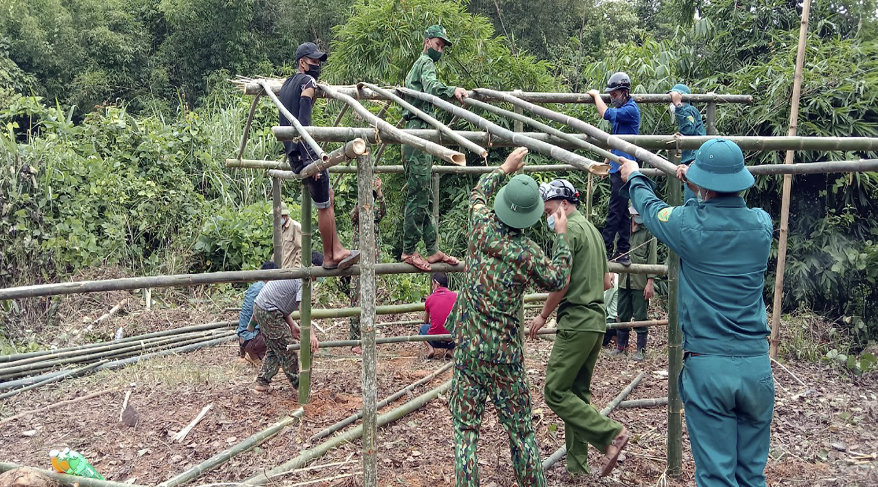 Ông Xồng Bá Lỳ, Bí thư Chi bộ bản Huồi Sơn, xã Tam Hợp cho biết “  Ngay khi có chủ trương dựng lán, lập khu cách ly toàn bộ các hộ dân trong bản đều tham gia rất nhiệt tình. Nhiều hộ không có con em mình trở về đợt này những vận tự nguyện góp vật liệu, góp công”