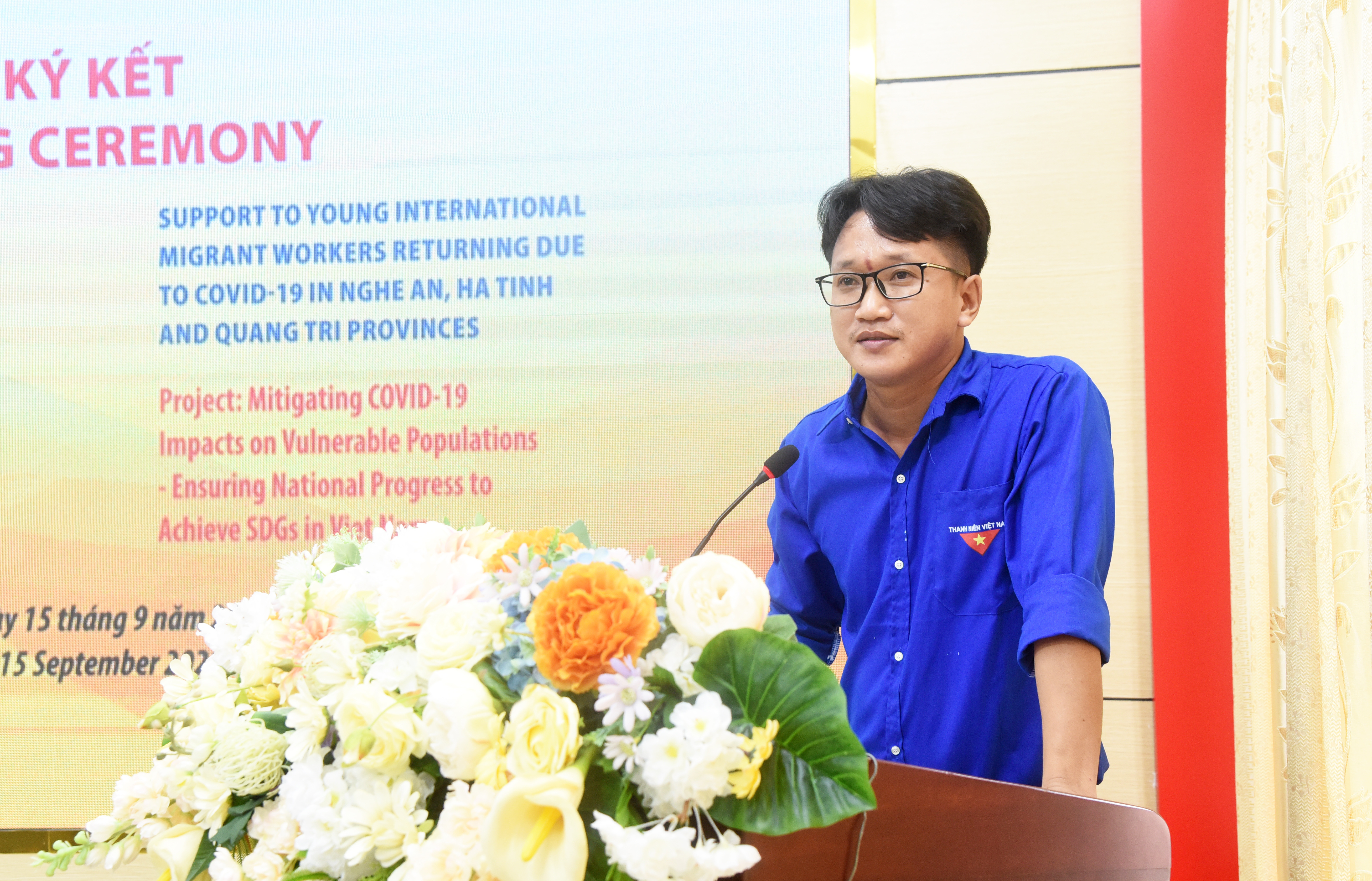 Thanh niên Nguyễn Xuân Vinh (Nghi Lộc) đại diện các chủ sáng kiến được hỗ trợ phát biểu tại buổi lễ. Ảnh: TG
