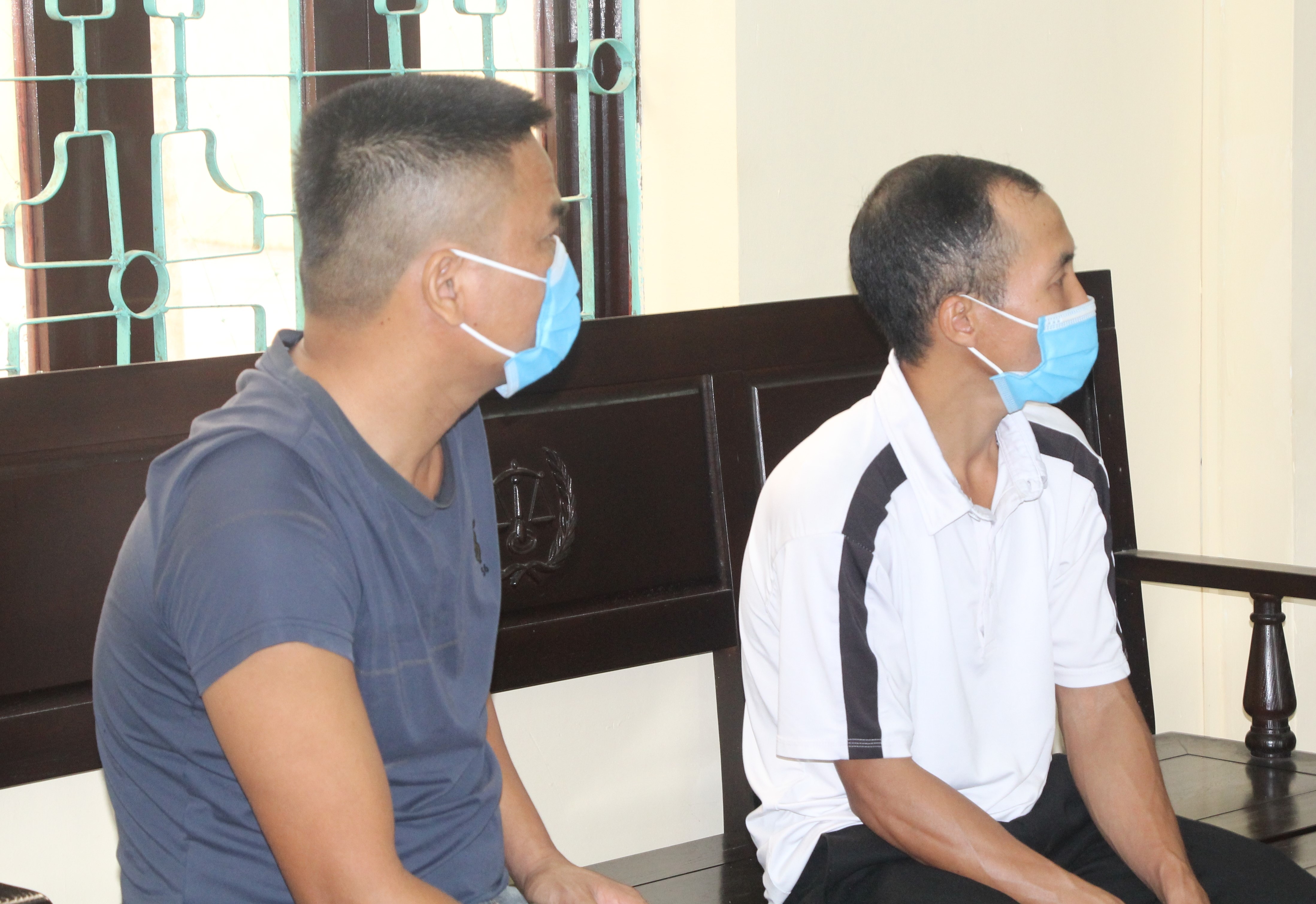 Sơn và Hiệp trước phiên tòa xét xử. Ảnh: Phương Hảo