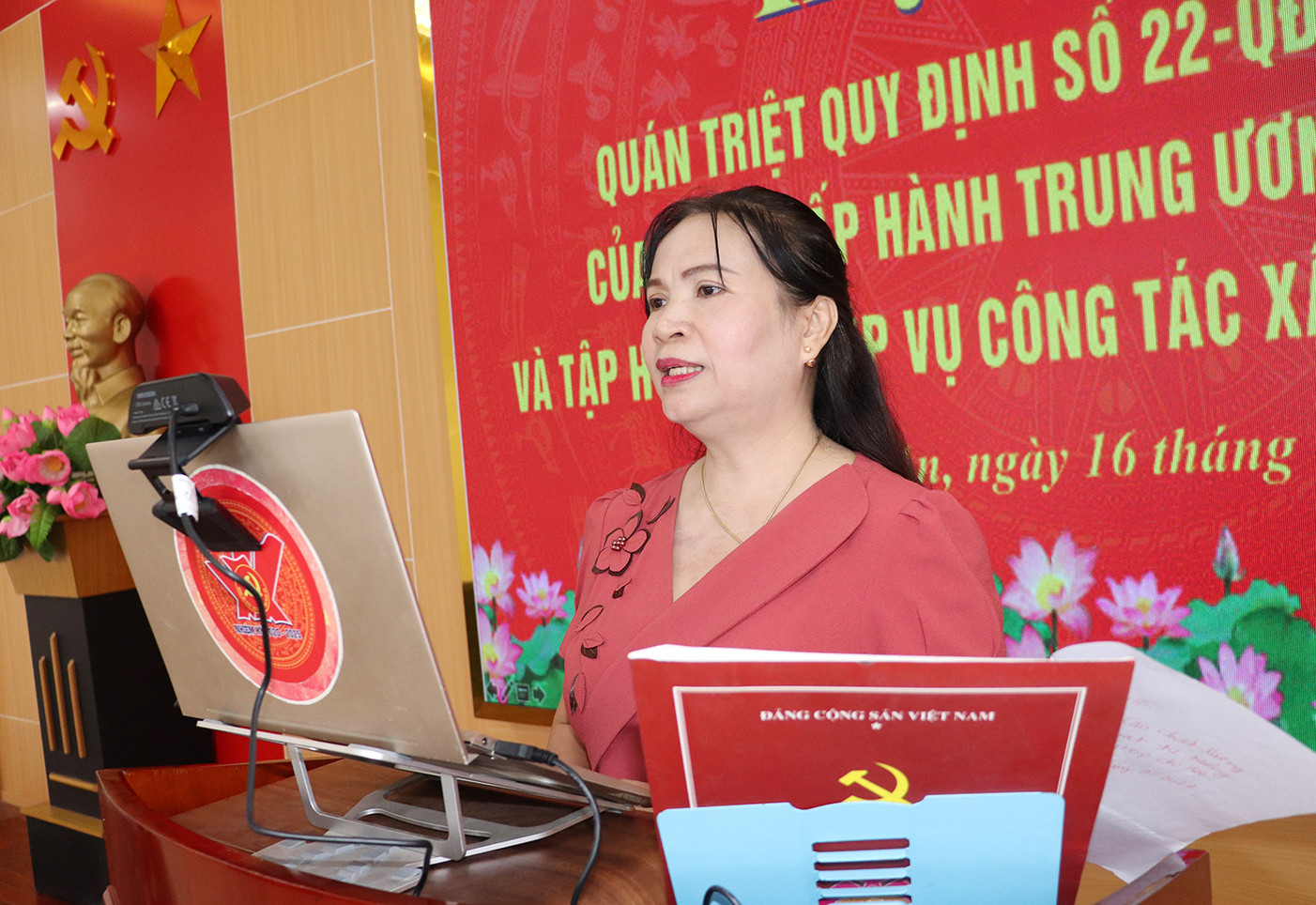Đồng chí Lê Thị Kim Oanh - Trưởng Ban Tuyên giáo Đảng ủy Khối Các cơ quan tỉnh quán triệt chuyên đề