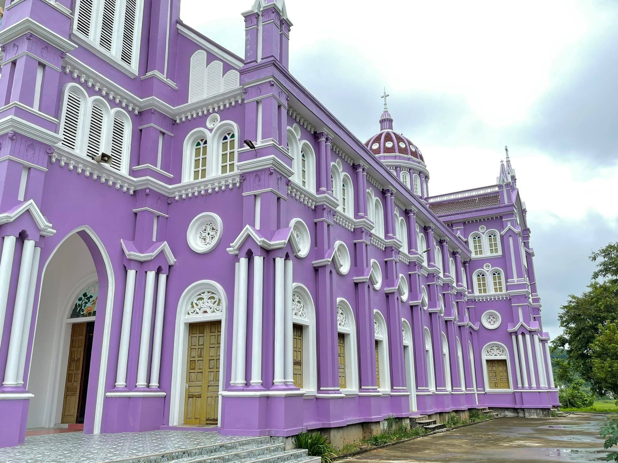 Sau quá trình cải tạo, tu sửa, thánh đường Xuân Yến được khánh thành vào đầu tháng 72020 với màu sơn mới bao phủ công trình