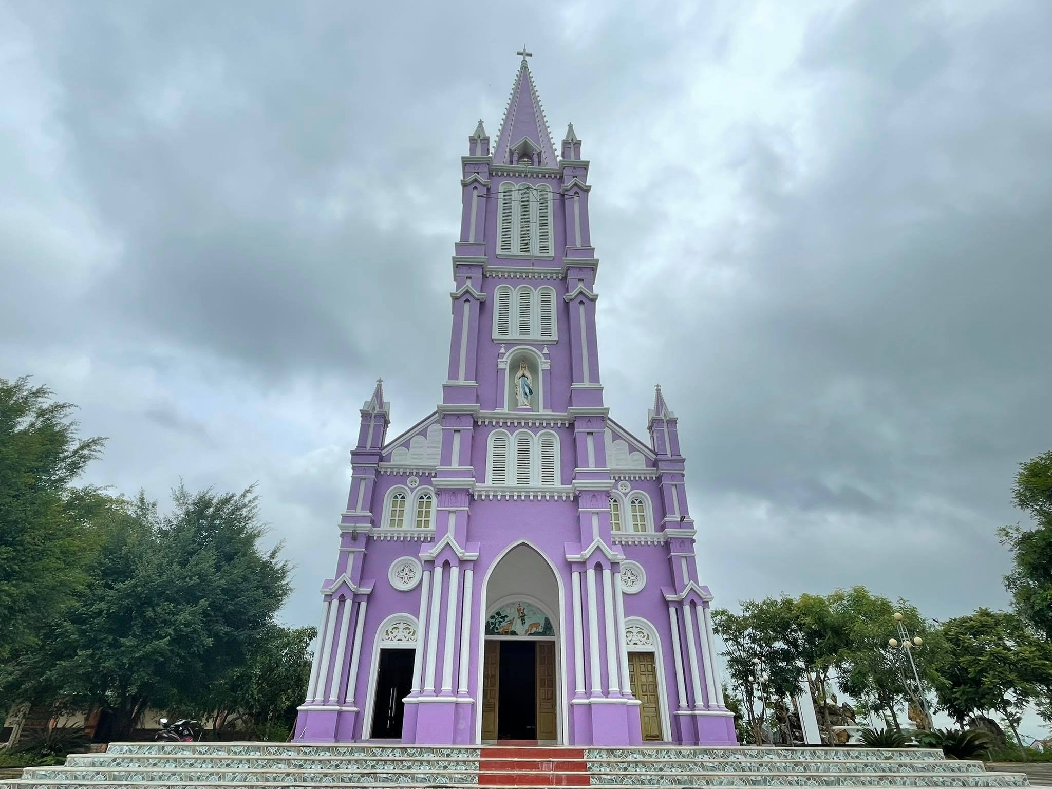 Thánh đường màu tím tại nhà thờ giáo họ Xuân Yến, thuộc giáo xứ Nghĩa Thành đem đến cho du khách cảm giác khác lạ và ấn tượng hơn