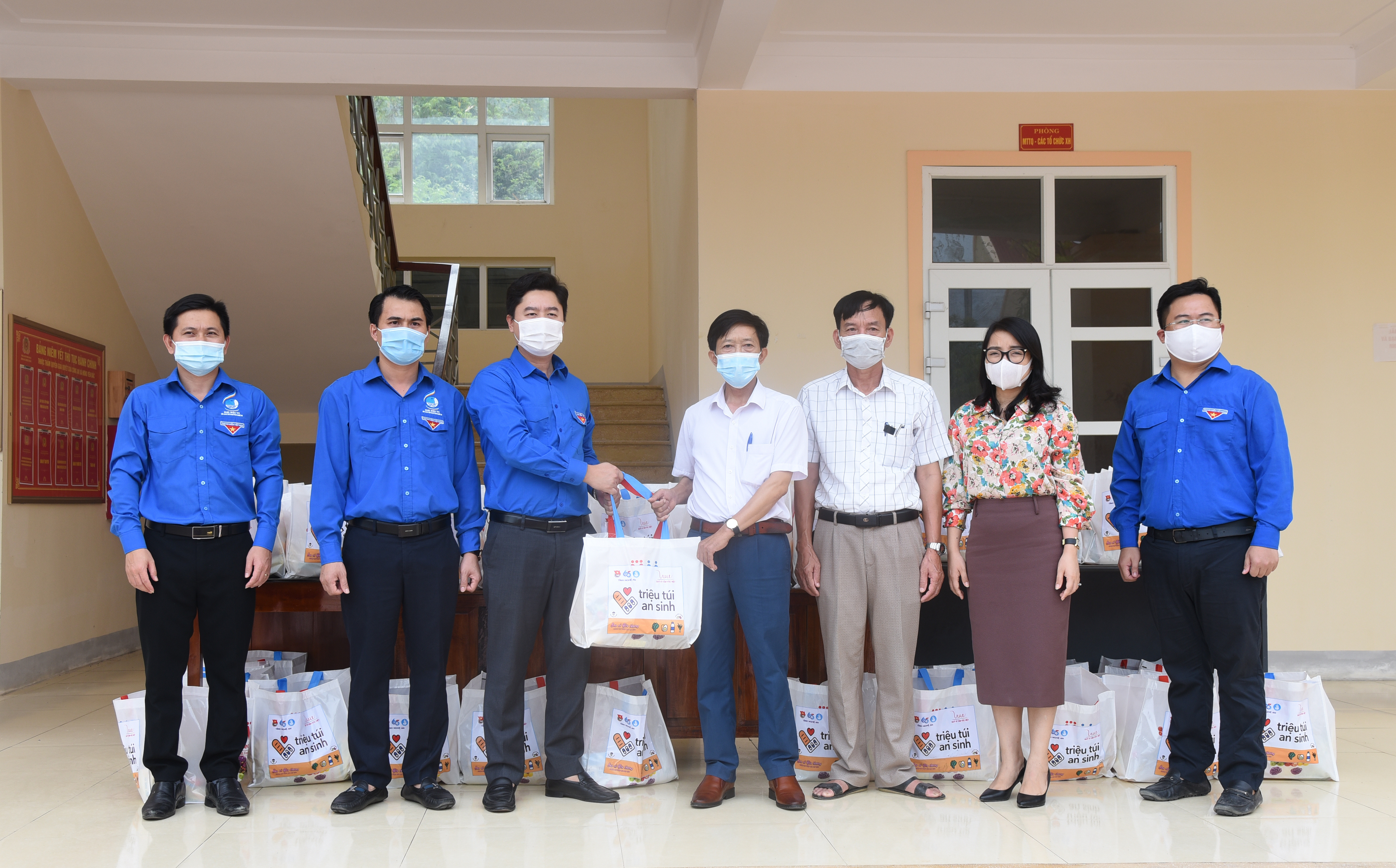 50 túi an sinh được Tỉnh đoàn thông qua UBND xã Hưng Yên Bắc, huyện Hưng Nguyên để chuyển đến các địa chỉ cần trên địa bàn. Ảnh: TG