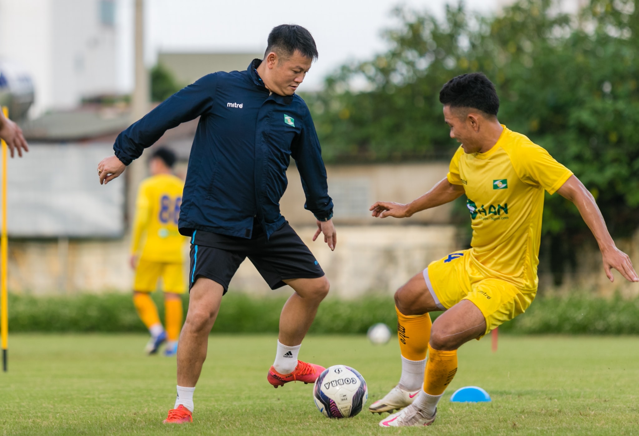 Trợ lý HLV Phạm Văn Quyến cũng tích cực tham gia chơi bóng cùng các học trò. Ảnh: Đức Anh