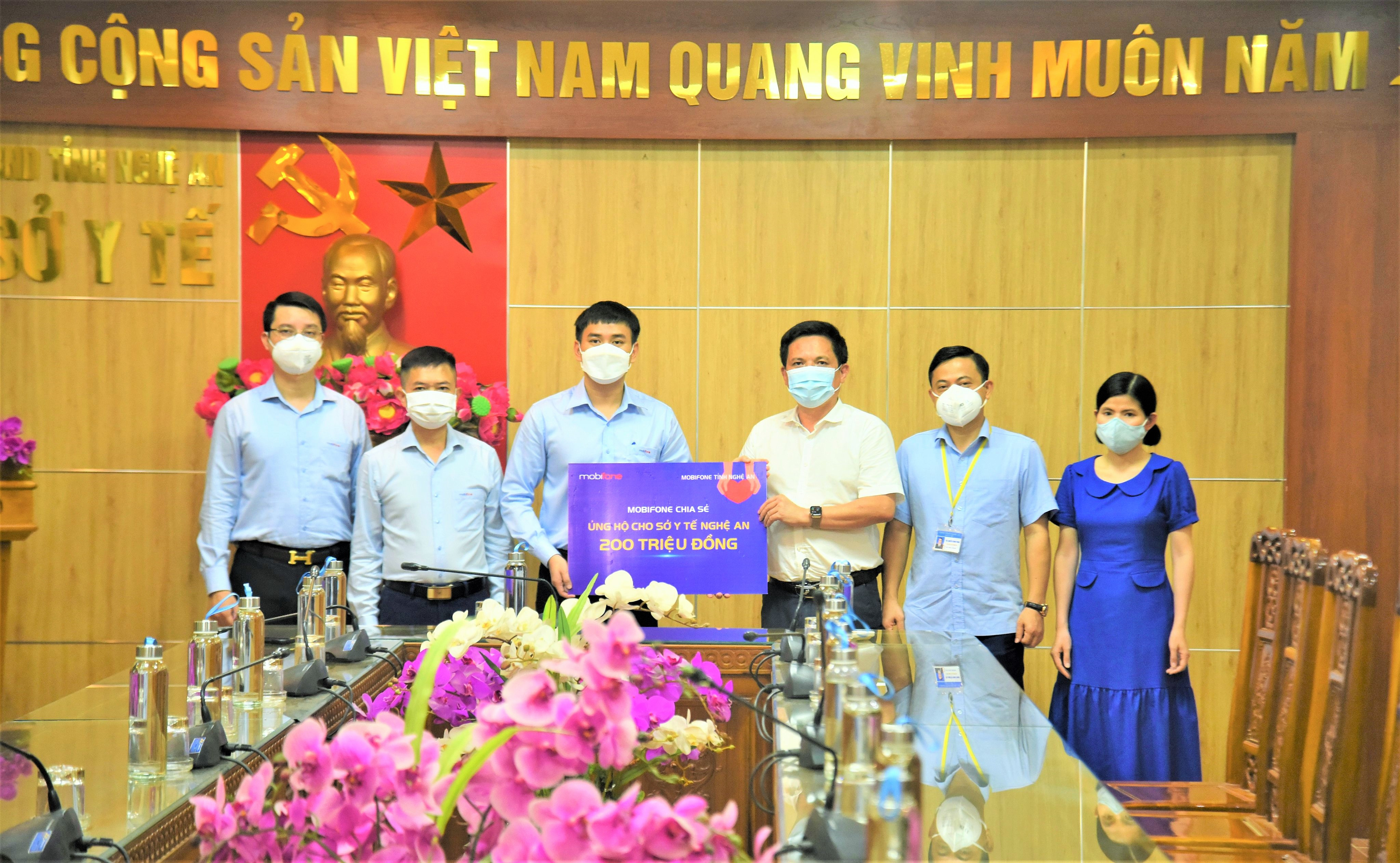 MobiFone Nghệ An hỗ trợ 200 triệu đồng cho Sở Y tế. Ảnh: PV