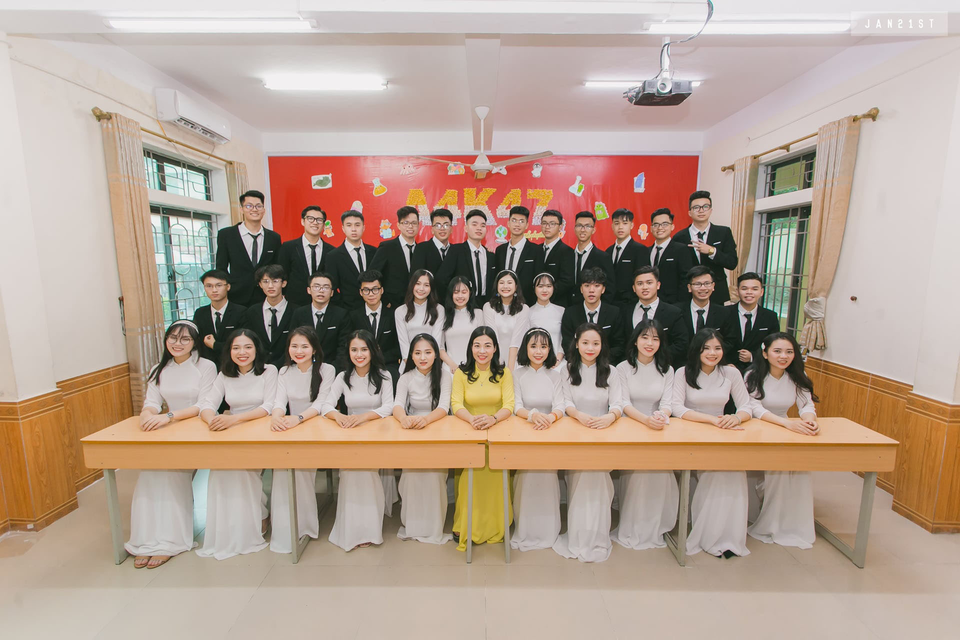 Tập thể lớp 12A4 - Trường THPT chuyên Phan Bội Châu. Ảnh: PV.