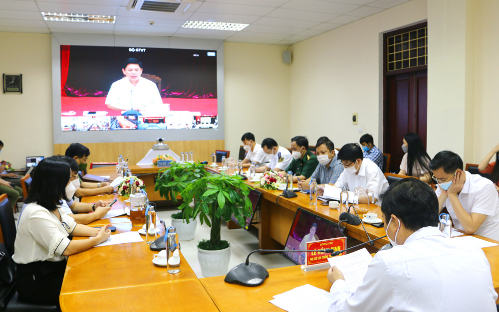 Bộ trưởng Bộ Giao Thông Vận tải Nguyễn Văn Thể chủ trì khai mạc hội nghị trực tuyến từ điểm cầu Hà Nội. Ảnh Nguyễn Hải