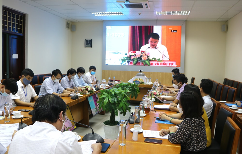 Đại diện Bộ Kế hoạch & Đầu tư thông qua Chương trình hành động thi đua giai đoạn 2021-2025 từ điểm cầu Hà Nội. Ảnh: Nguyễn Hải