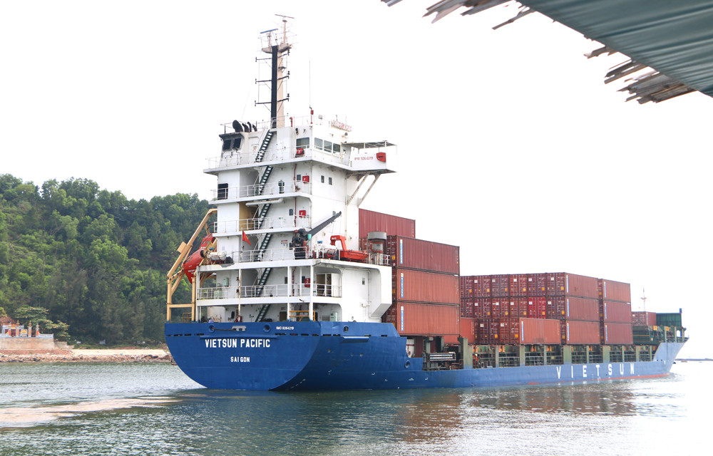 Một tải vận tải cỡ lớn đang neo đậu chờ bốc dỡ cảng tại Cảng Cửa Lò. Ảnh: Nguyễn Hải
