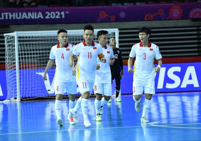 Minh Trí và Đoàn Phát (số 4) đã ghi 2 bàn thắng cho tuyển futsal Việt Nam trong hiệp 1. Ảnh: VFF.