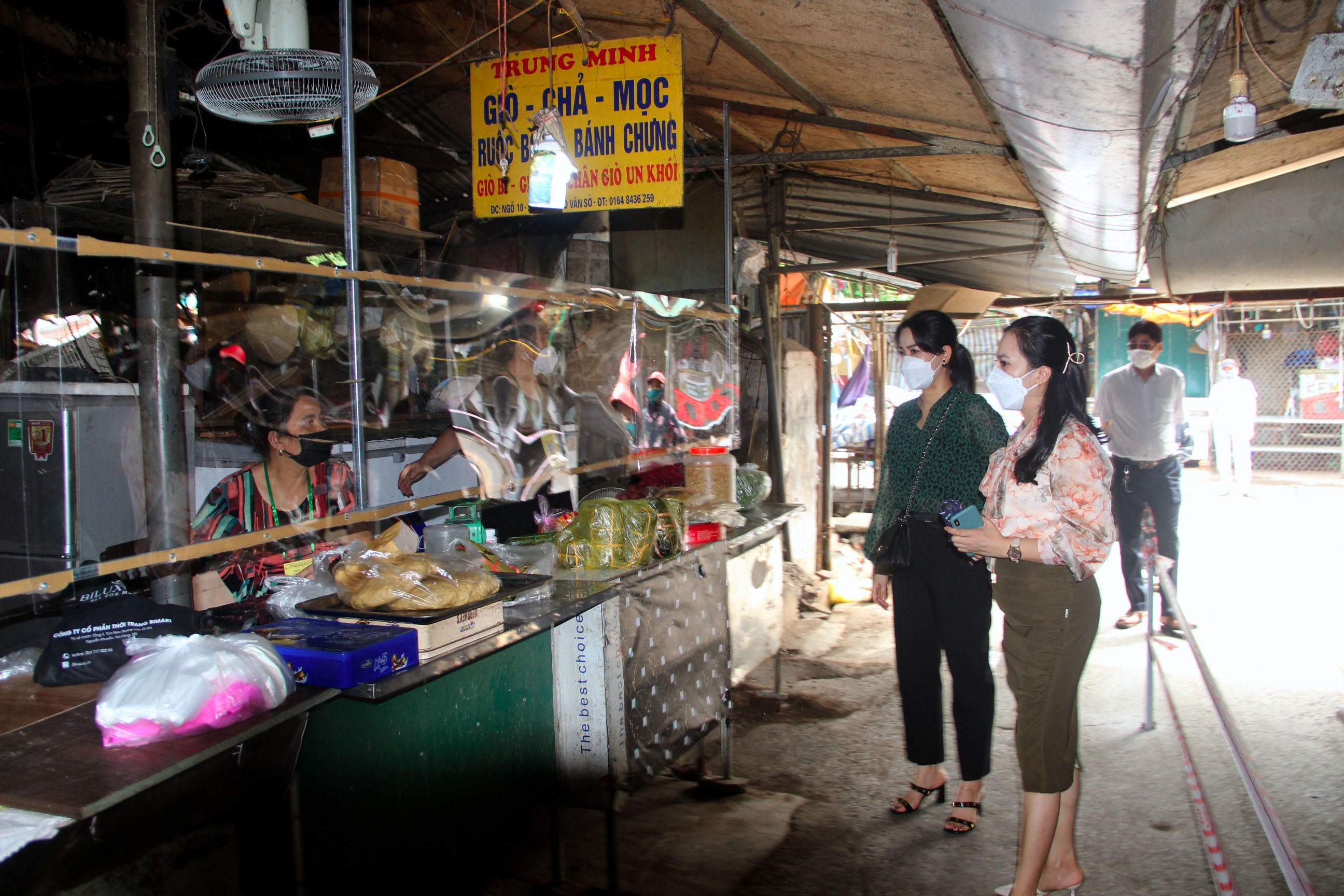 Đoàn công tác của Sở Công thương kiểm tra tại chợ Quang Trung. Ảnh: Quang An