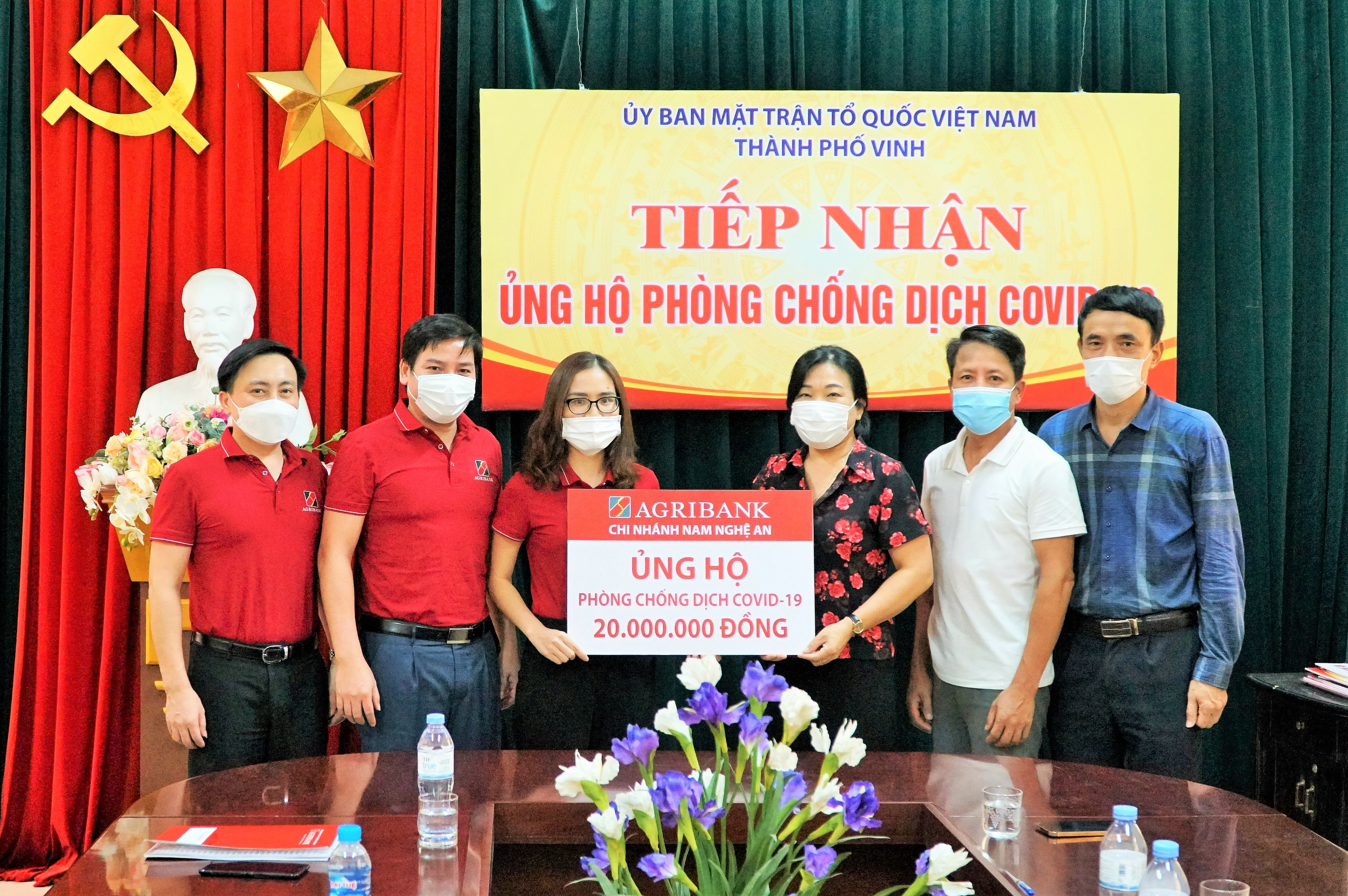 Bà Nguyễn Thị Tuyết Mai - Phó Giám đốc, Chủ tịch Công đoàn Agribank Chi nhánh Nam Nghệ An trao ủng hộ Ủy ban MTTQ TP Vinh 20 triệu đồng. Ảnh: Hoài Thu