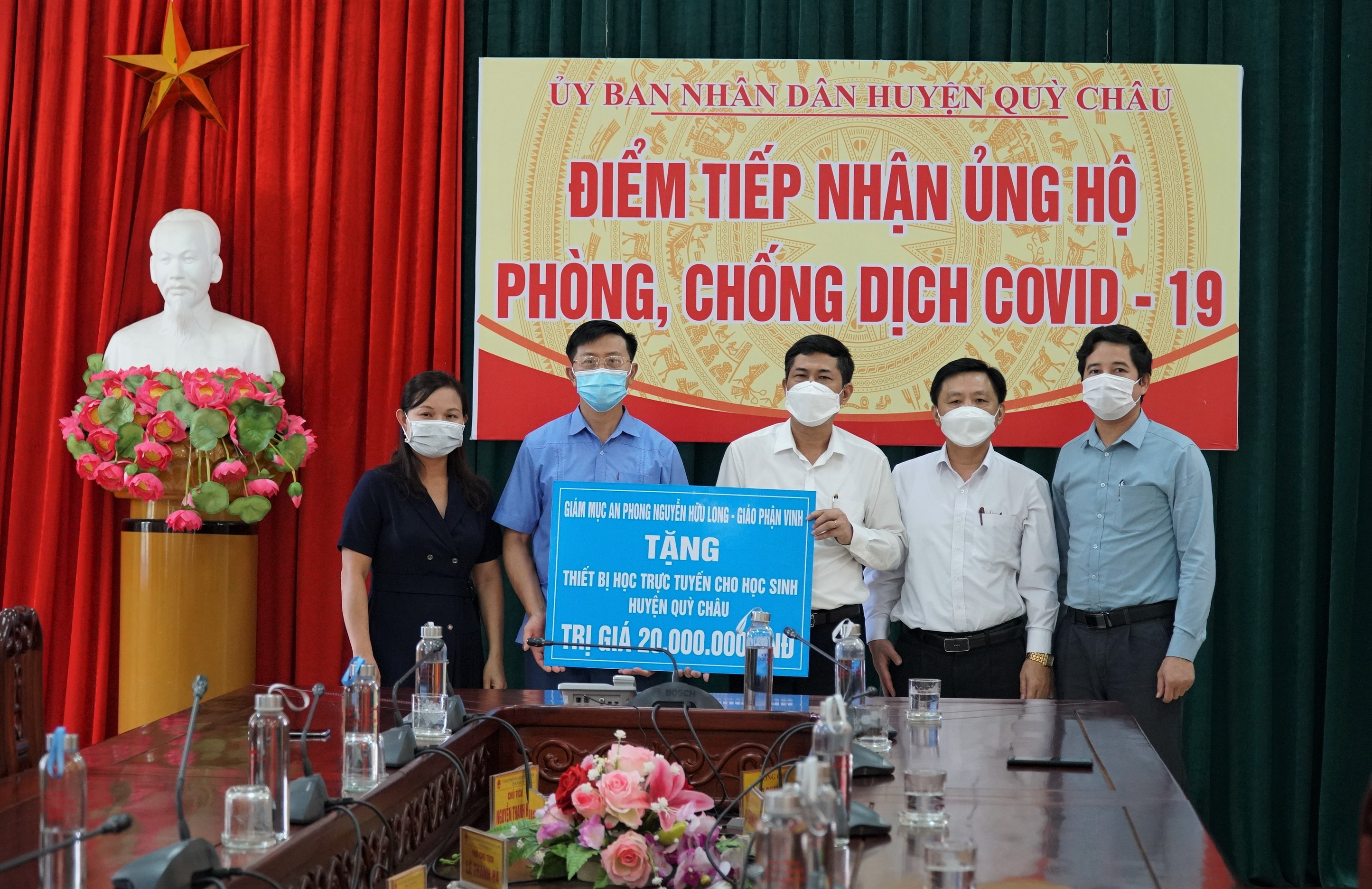 Giám đốc Sở Giáo dục và Đào tạo Thái Văn Thành trao quà hỗ trợ cho chính quyền huyện Quỳ Châu. Ảnh: MH