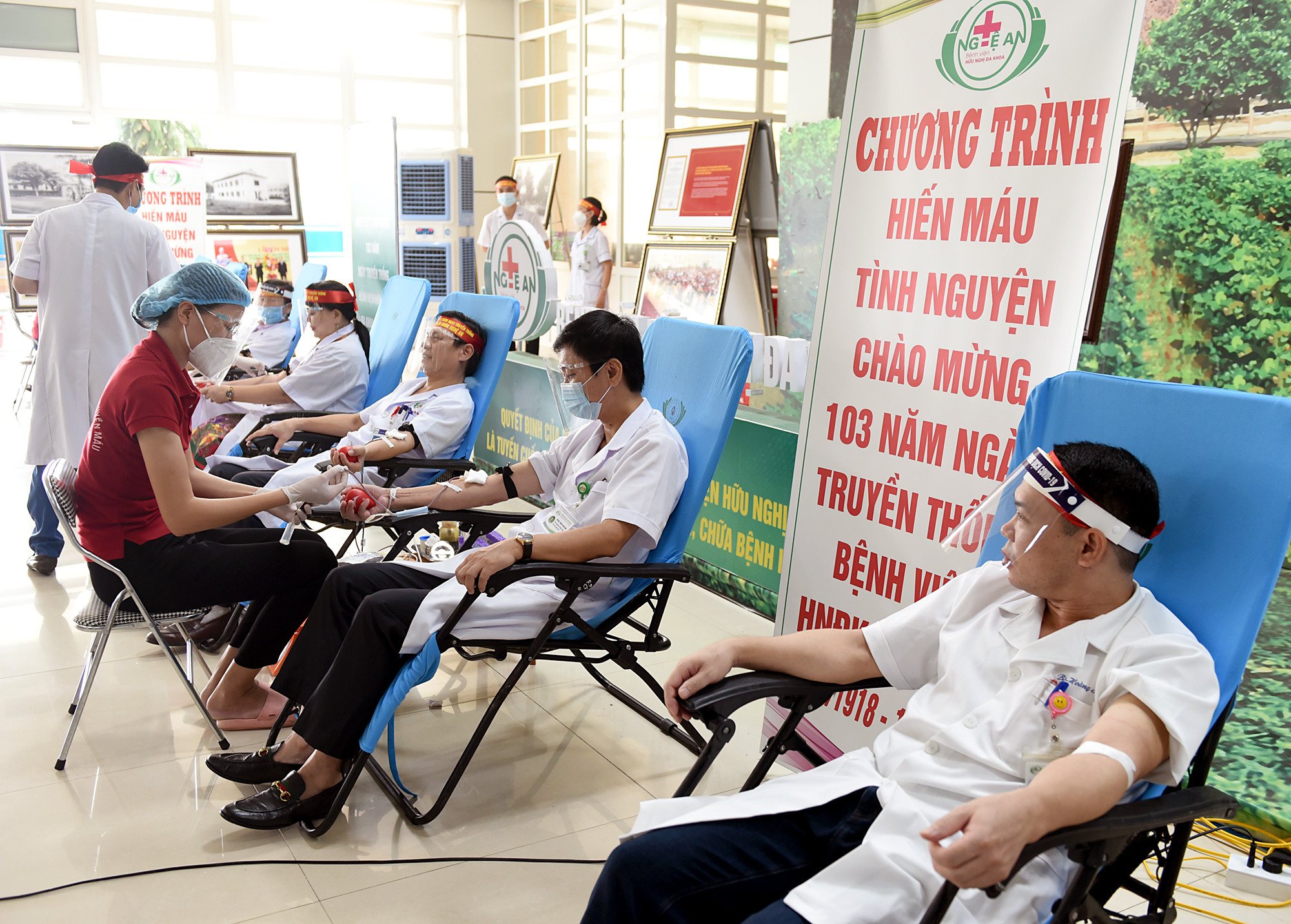 Đã có trên 300 cán bộ, nhân viên và người lao động của Bệnh viện Hữu nghị Đa khoa Nghệ An tham gia hiến máu tình nguyện. Ảnh: Thành Chung