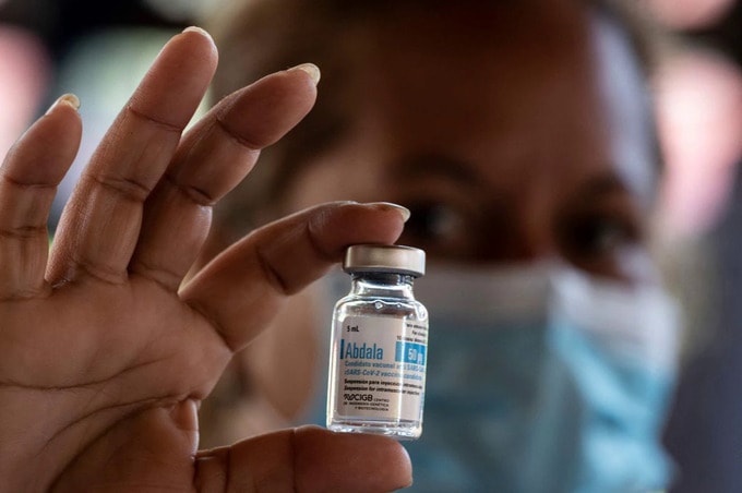 Nhân viên y tế cầm một lọ vaccine Abdala ở Cuba hồi tháng 6. Ảnh: AFP