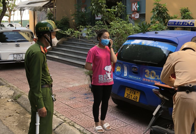 Công an TP.Vinh lập biên bản quán cà phê mở cửa trái quy định. Ảnh: Công an TP.Vinh