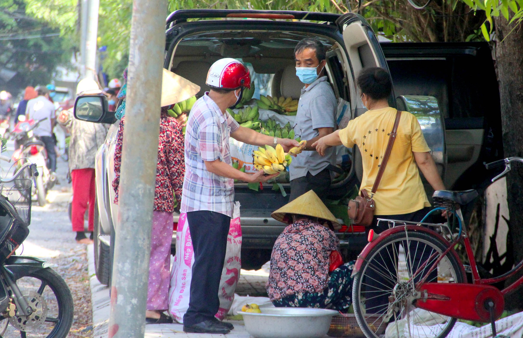 Một số tiểu thương ngang nhiên dùng ô tô cá nhân bán hàng tự phát tại gần chợ Quán Lau trong ngày 19/9. Ảnh: P.V