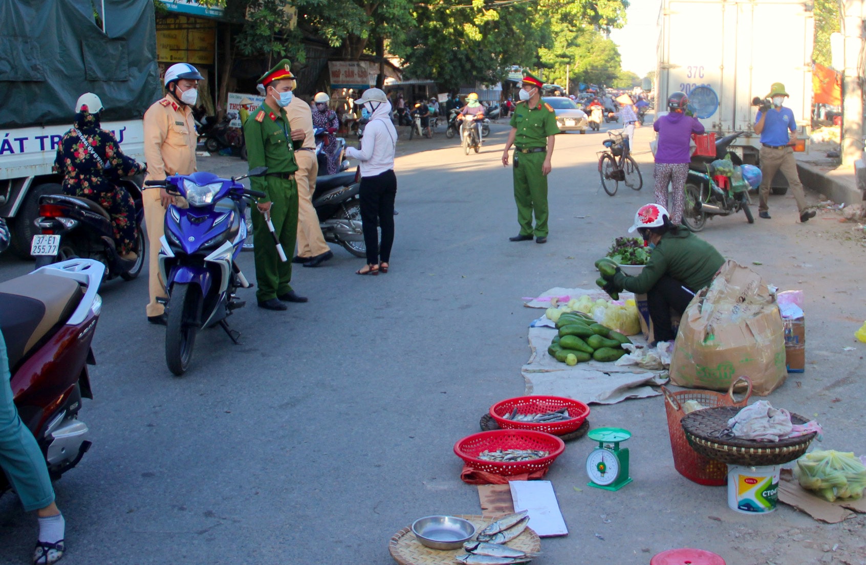 Lực lượng chức năng TP. Vinh xử lý các điểm bán hàng tự phát tại khu vực chợ. Ảnh: P.V