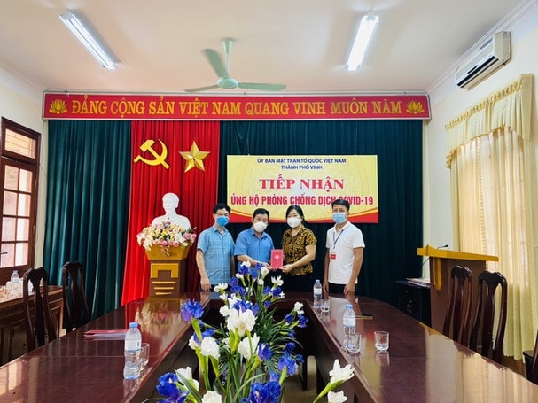 Đồng chí Lê Quốc Khánh – Phó Trưởng Ban Thường trực Ban Tổ chức Tỉnh ủy trao 15 triệu đồng hỗ trợ Ủy ban MTTQ TP.Vinh. Đây là số tiền cán bộ, công chức cơ quan Ban Tổ chức Tỉnh ủy quyên góp, ủng hộ. Ảnh: Hồng Huế